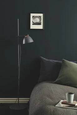 Halo Design Arhus Schwarz Wood Ø18 Stehlampe