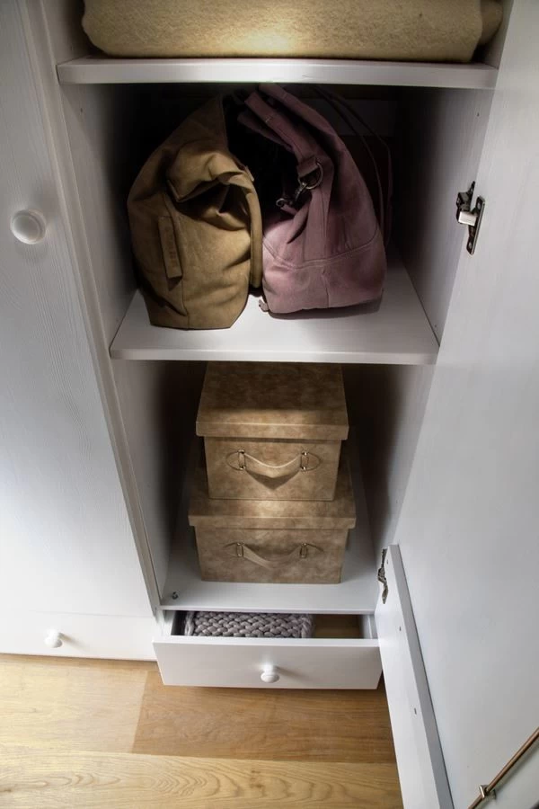 Livingruhm Kleiderschrank Annika Fichte Massiv Weiß 3-türig 5 Livingruhm Kleiderschrank Annika Fichte Massiv Weiß 3-türig – Bild 3