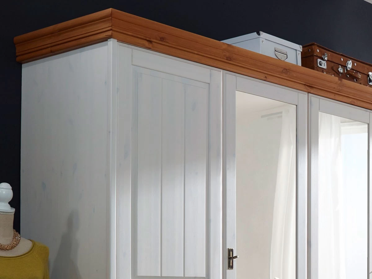 Kleiderschrank Melina 4 Türig Kiefer Massiv Weiß Gewachst 255cm Breit Mit Spiegel Abs Honigfarbig 5 Kleiderschrank Melina 4 Türig Kiefer Massiv Weiß Gewachst 255cm Breit Mit Spiegel Abs Honigfarbig – Bild 3